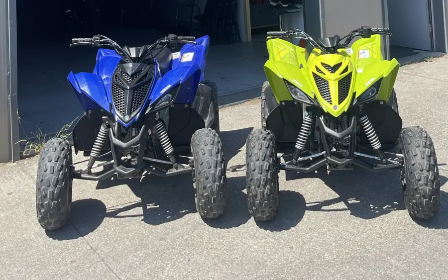 Deux quads enfants, un bleu et un jaune, proposés en location par PB Francilien